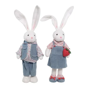 CASAL COELHOS DA PASCOA C/ MORANGO ROUPA JEANS AZUL 68CM